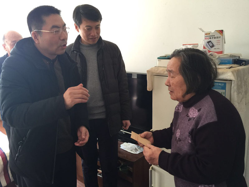 丹東市委政法委副書記、市綜治辦主任劉豐友（左一）慰問見義勇為勇士周景濤的母親