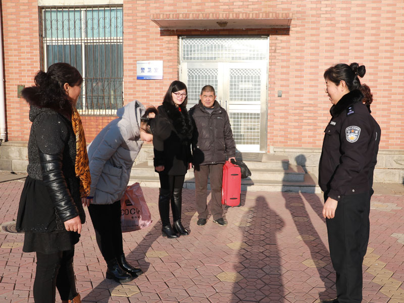 （用）為表示感謝，戒毒學(xué)員向護(hù)送自己回家的干警鞠躬表示感謝