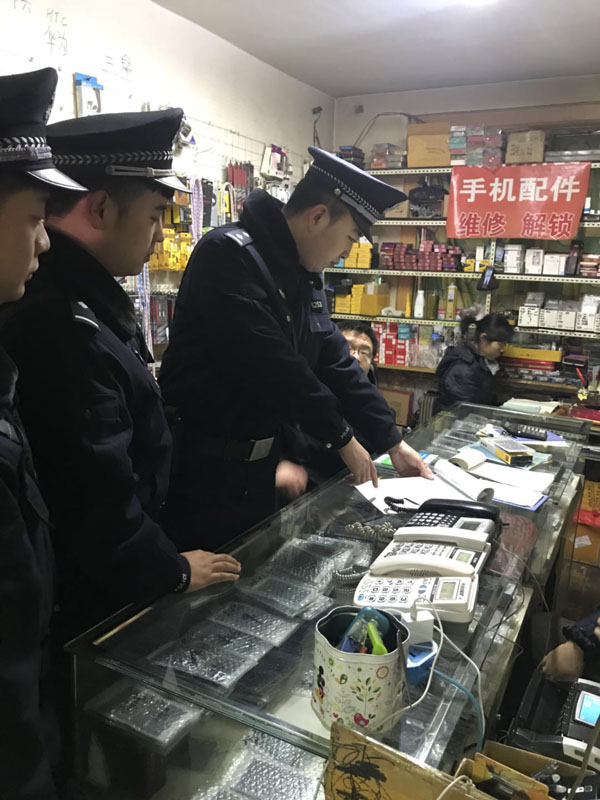 王帥（左二）和同事在附近商戶和居民區(qū)內(nèi)巡邏，詢問情況