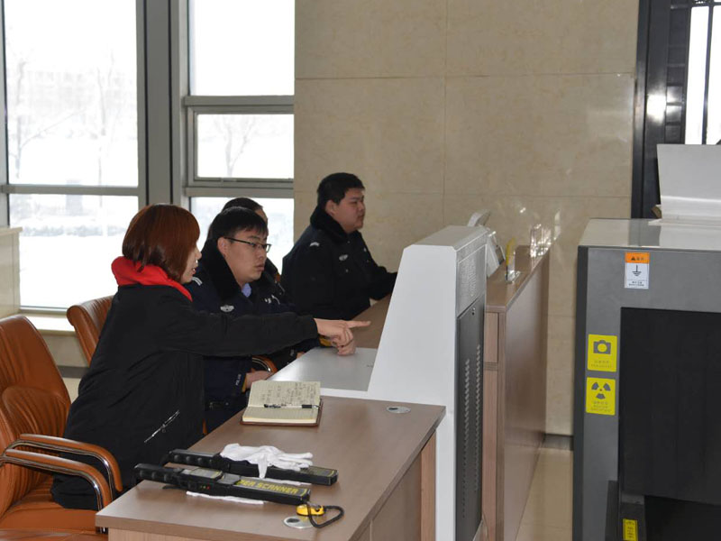 圖一，記者在安檢處體驗(yàn)安檢工作