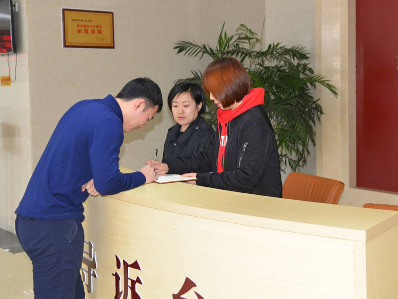 圖二，記者和導(dǎo)訴臺(tái)工作人員一起指引市民查詢信息