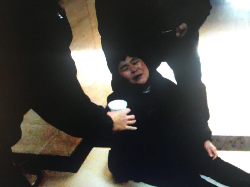 大娘心臟病突發(fā)倒地現(xiàn)場(視頻截圖)