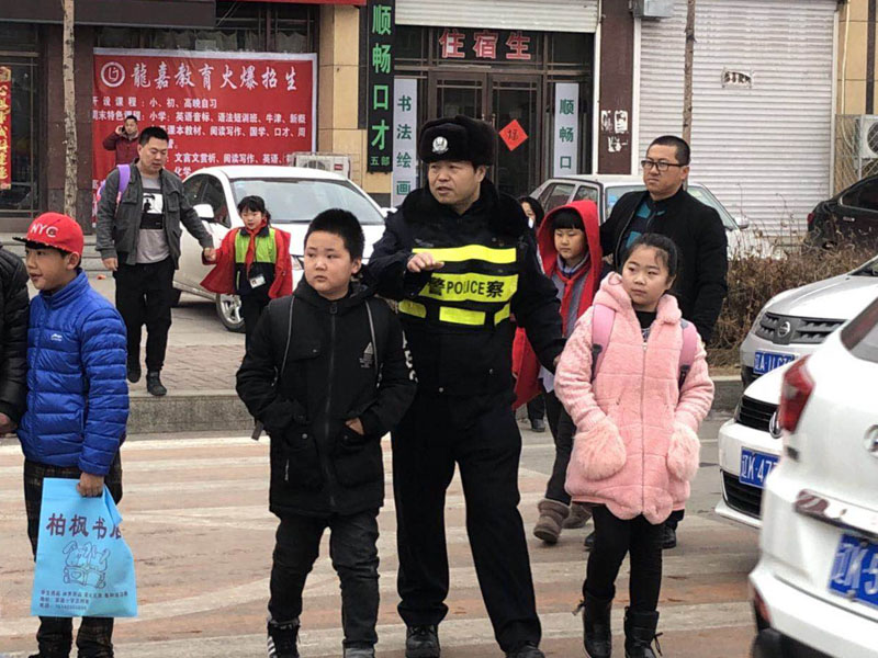 著急上班的家長把孩子“扔”給戴金良