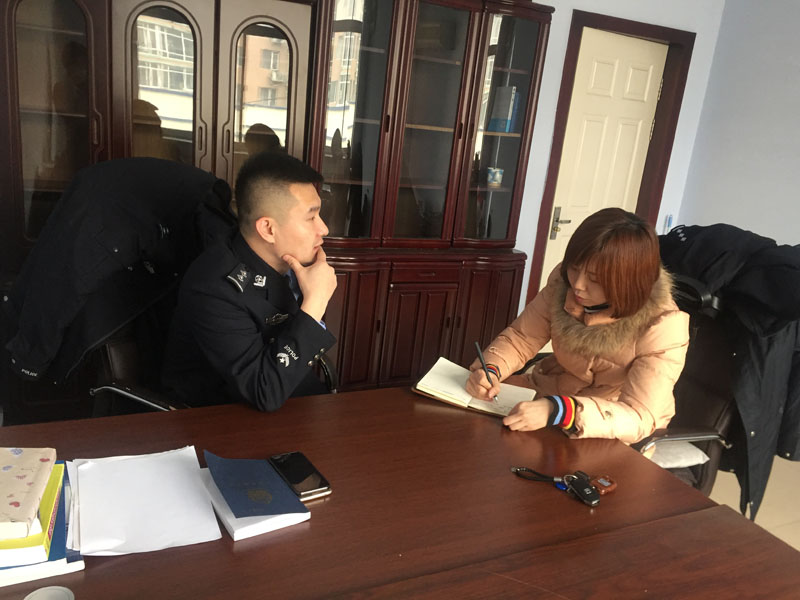 圖一，辛楊向記者介紹情況