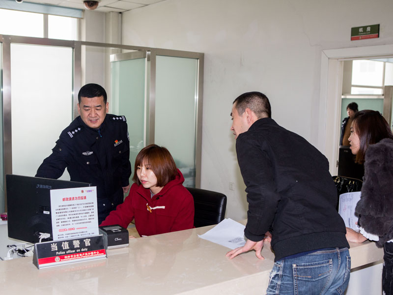 圖二記者和張艷偉一起解答市民問(wèn)題