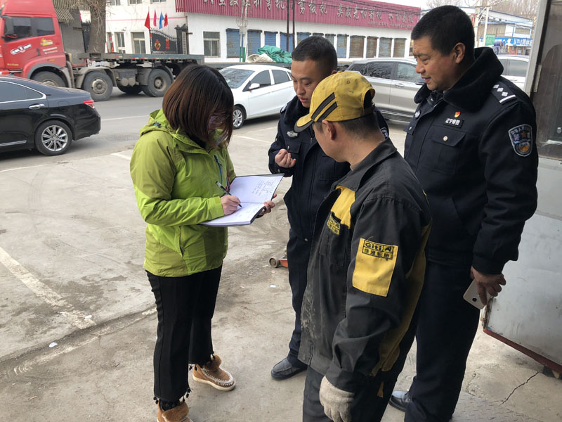 （圖一）記者對工廠工人進(jìn)行身份信息普查