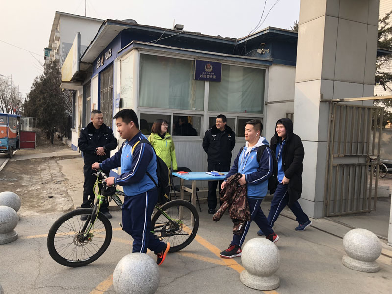 （圖三）記者在校門口站崗，守衛(wèi)校園安全