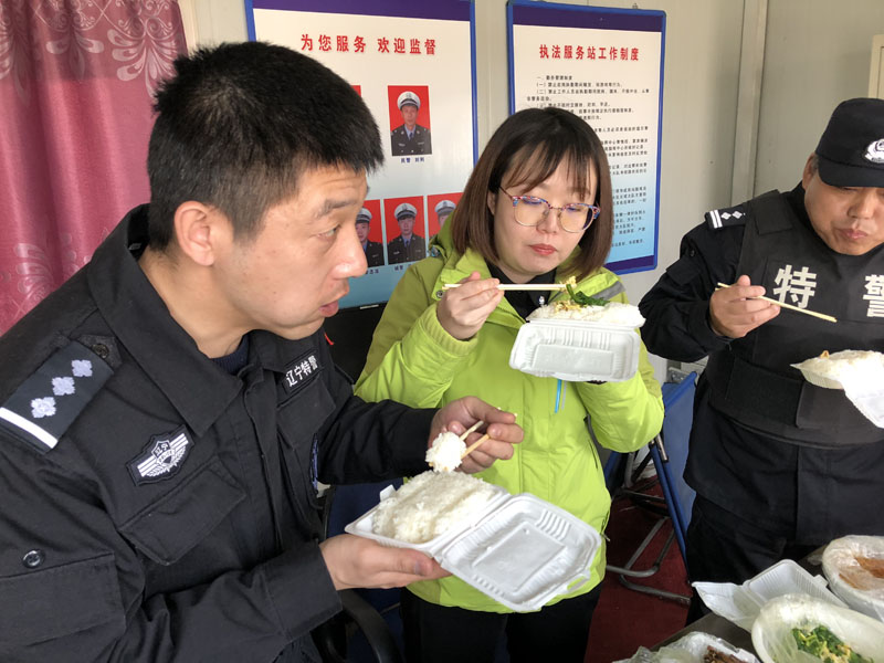 (圖二)在臨時(shí)休息站吃午飯