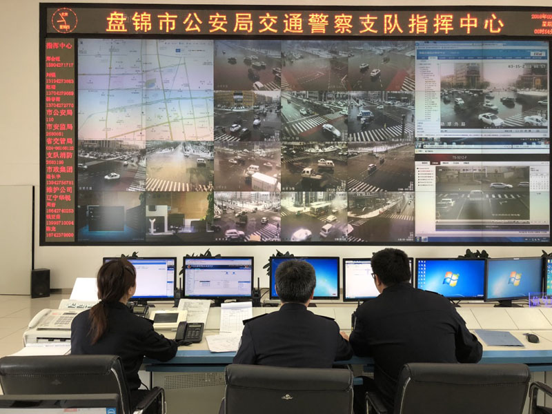 圖二：記者（左一）跟隨民警一起接聽值班中心的熱線電話，并幫助市民解決問題