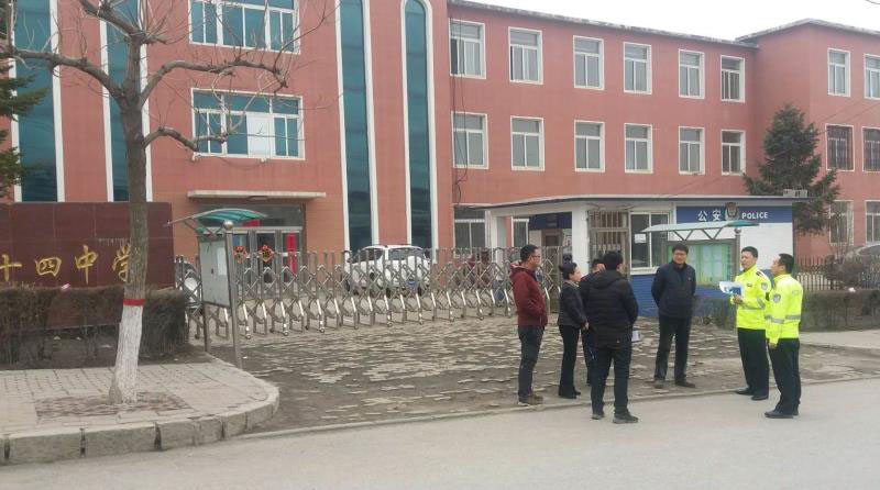 到學(xué)校探討如何保護(hù)校園周邊環(huán)境