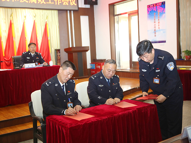 1王臣(左一)與相關(guān)責(zé)任單位代表簽訂黨風(fēng)廉政建設(shè)責(zé)任狀