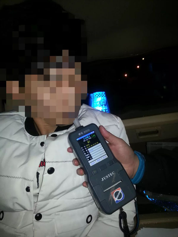 劉某正在接受酒精測試