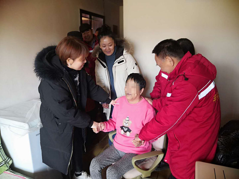 張娜（左一）、王春梅看望癱瘓居民