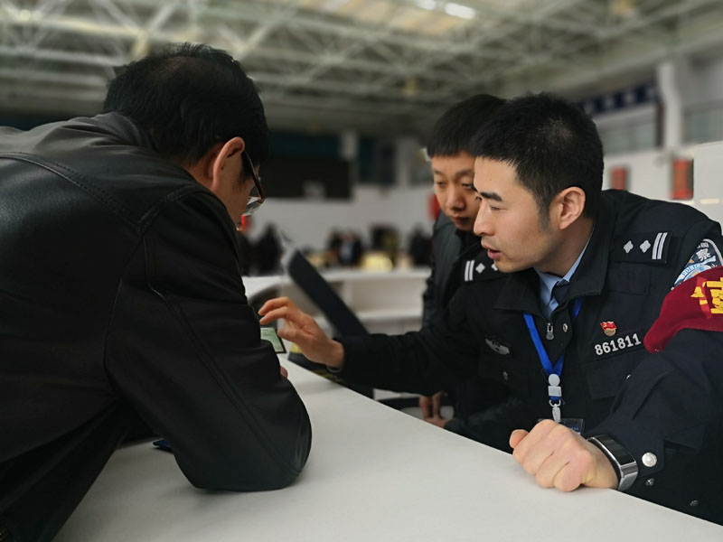 王冠(右1)耐心解答辦事群眾疑問(wèn)