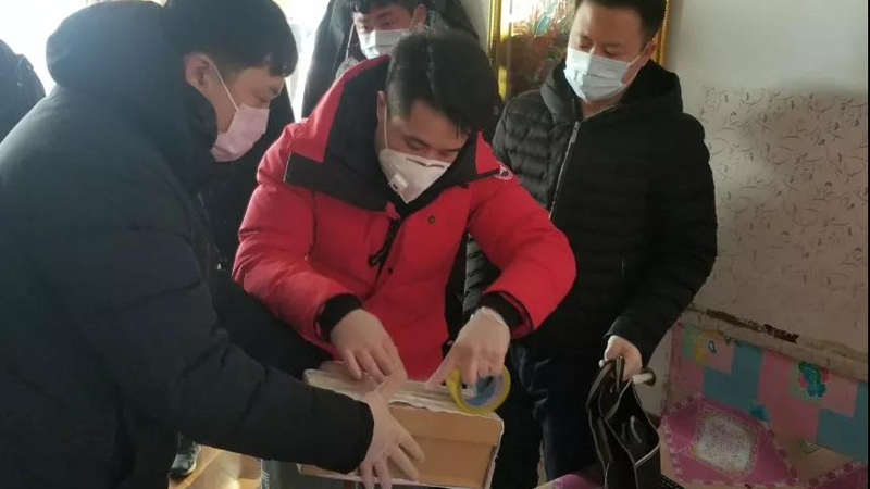 偵查員們正在取證