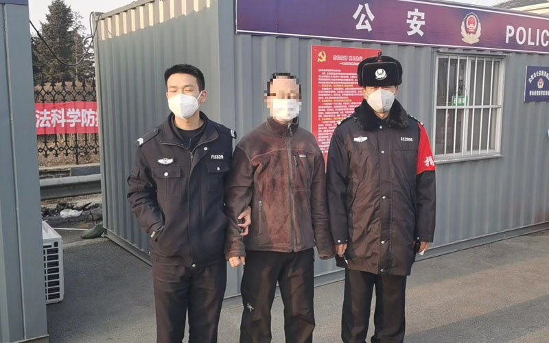 朱某某（中）被警方抓獲