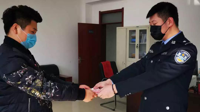 民警向被害人李先生返還被騙3000元錢(qián)
