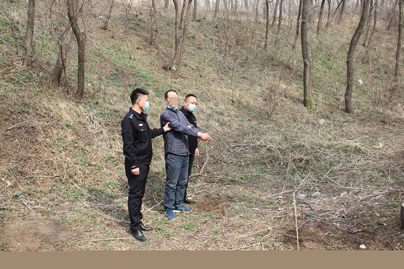 崔某（中）指認作案現(xiàn)場