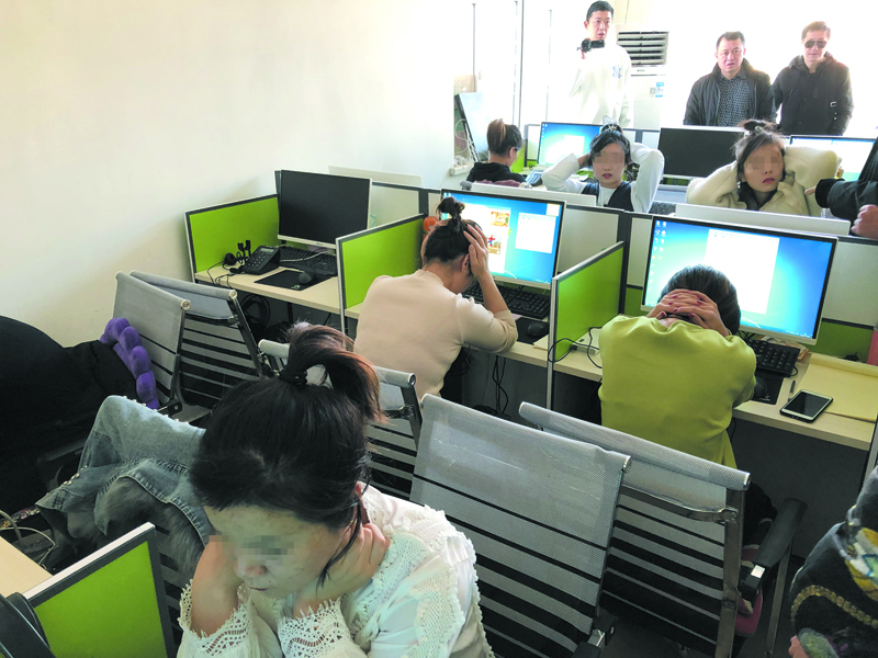 警方實施抓捕時“話務(wù)員”正在行騙