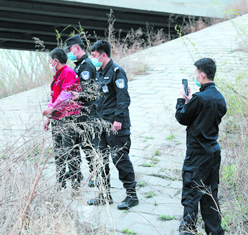 王某妻子周某指認(rèn)殺人現(xiàn)場(chǎng)