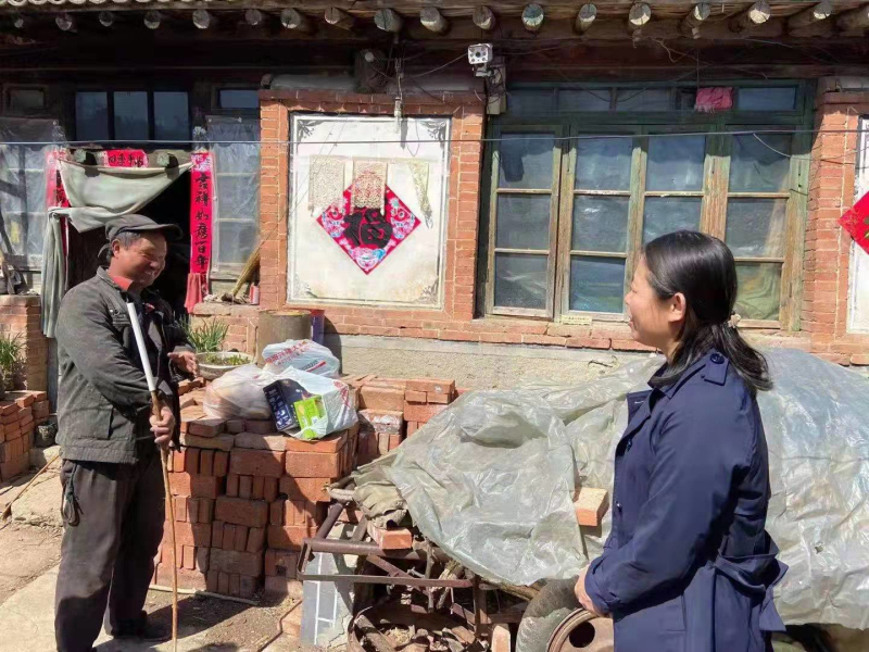 朝陽(yáng)市人民檢察院第六檢察部員額(右)檢察官到李某江家中走訪