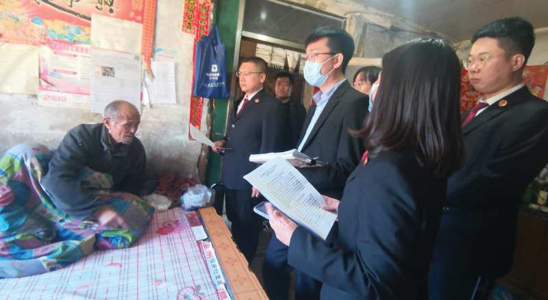 配文2:到行動(dòng)不便當(dāng)事人家中“入戶開庭”