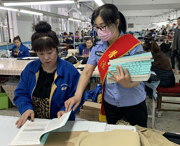 5月24日，東港市司法局北井子司法所所長(zhǎng)單雪在東港市億豐服裝廠為職工解答法律問(wèn)題