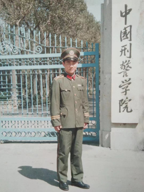 穿上警服，黃國華信心滿滿