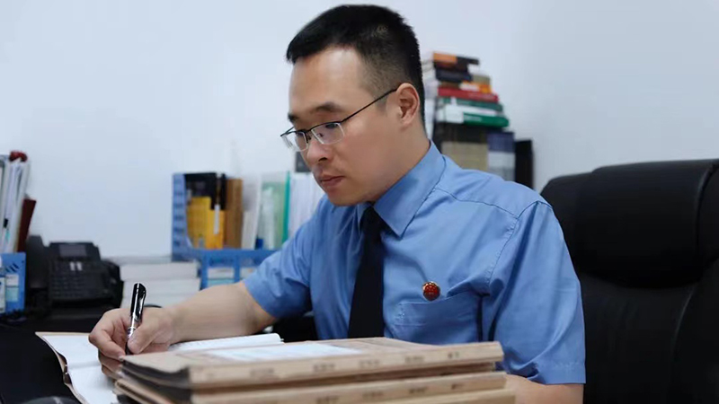 楊德明在撰寫(xiě)案件審查報(bào)告。