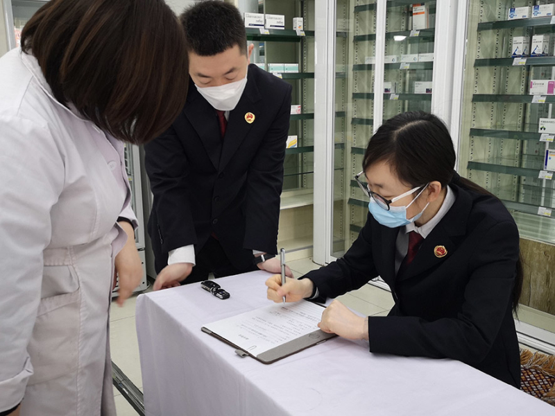 古塔區(qū)檢察院檢察官到藥店開展公益訴訟調(diào)查。