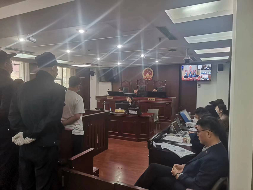 配文1：沈陽市大東區(qū)法院審理刑事案件現(xiàn)場。