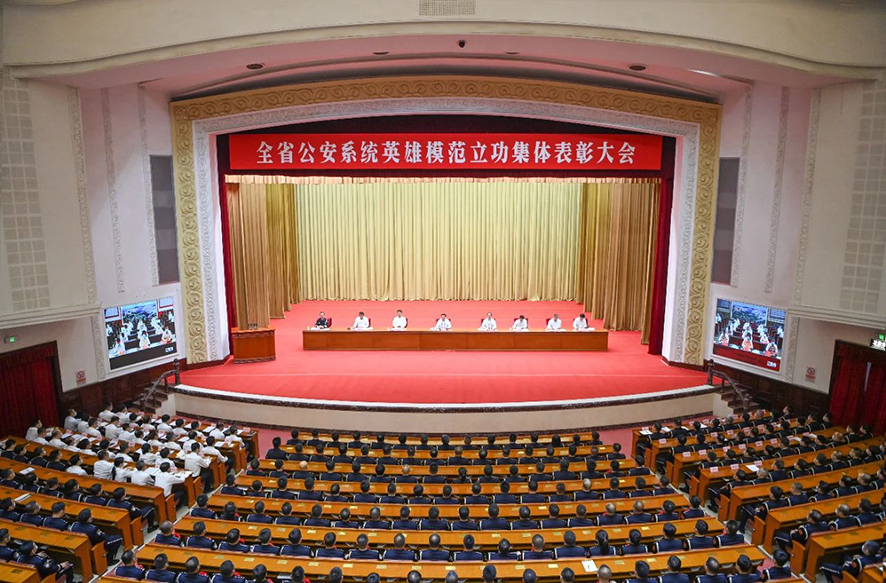 5月30日，全省公安系統(tǒng)英雄模范立功集體表彰大會在沈陽召開。