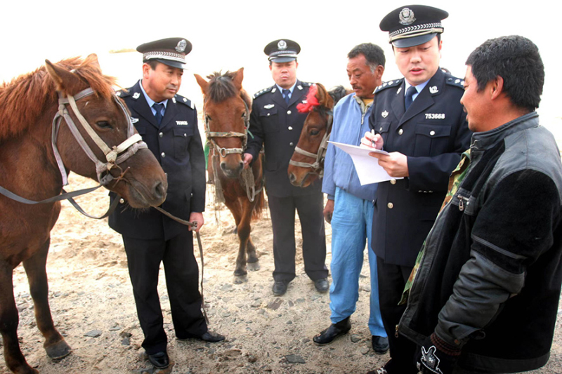 2009年10月，所長張展（右二）在出警現(xiàn)場。