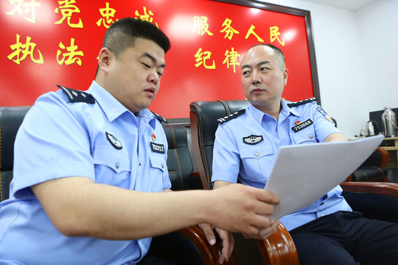 （必發(fā)）當年的阿爾鄉(xiāng)派出所所長張展（右一），現(xiàn)已成為
