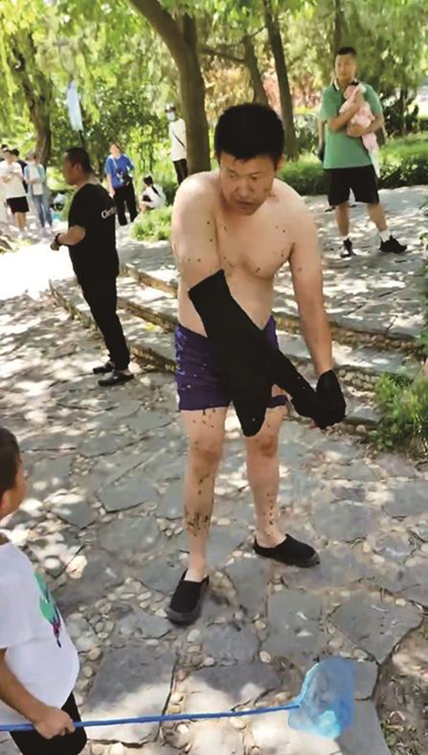 男子將大娘救出后，沒(méi)留下姓名就離開(kāi)了。