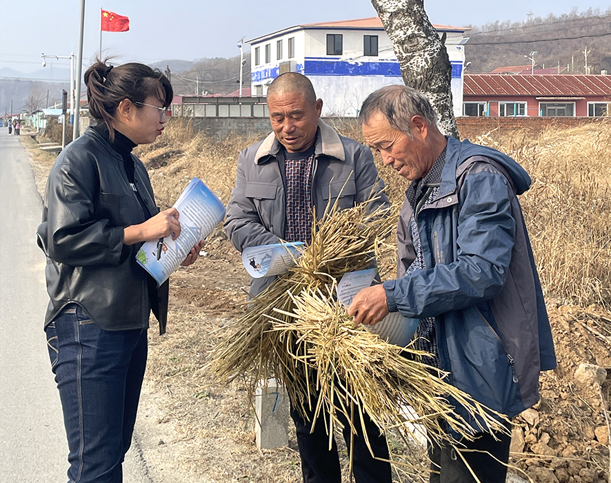 叢辛(左)正在為村民普法