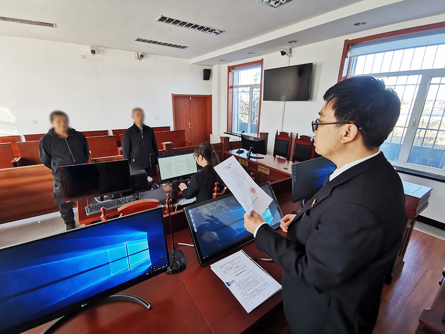 張強(qiáng)法庭庭長(zhǎng)田芝濤宣讀執(zhí)行通知書(shū)(馬賽克版))