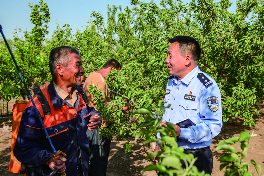 李華瑞(右)到果園走訪問需