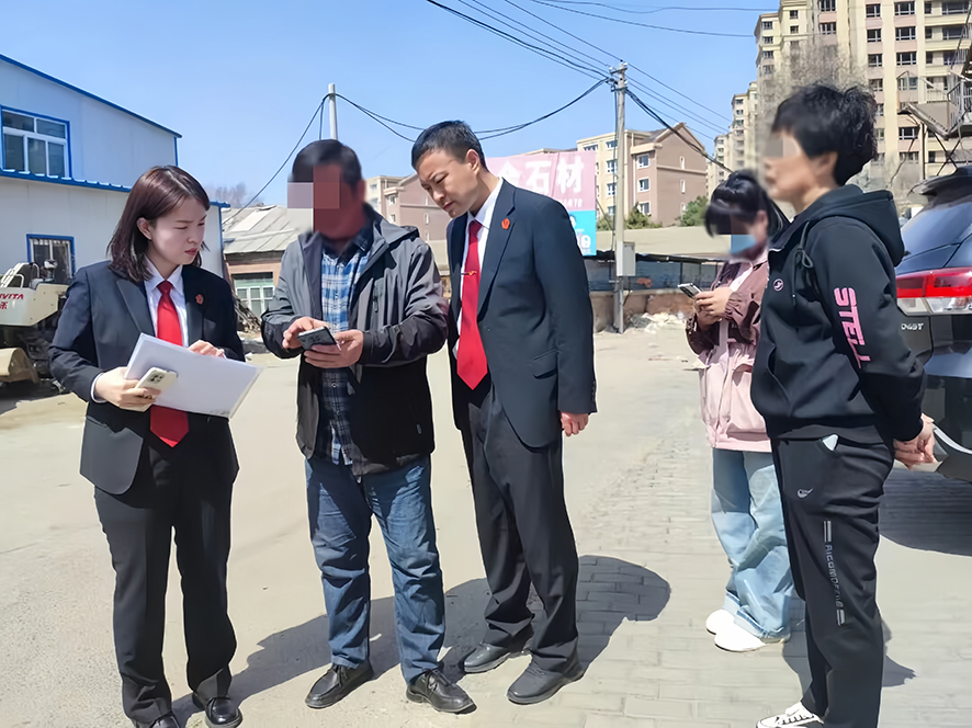 法官與村委會工作人員找到小嘉母親住處