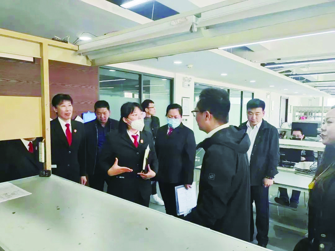 古塔法院青年干警送法進企業(yè)