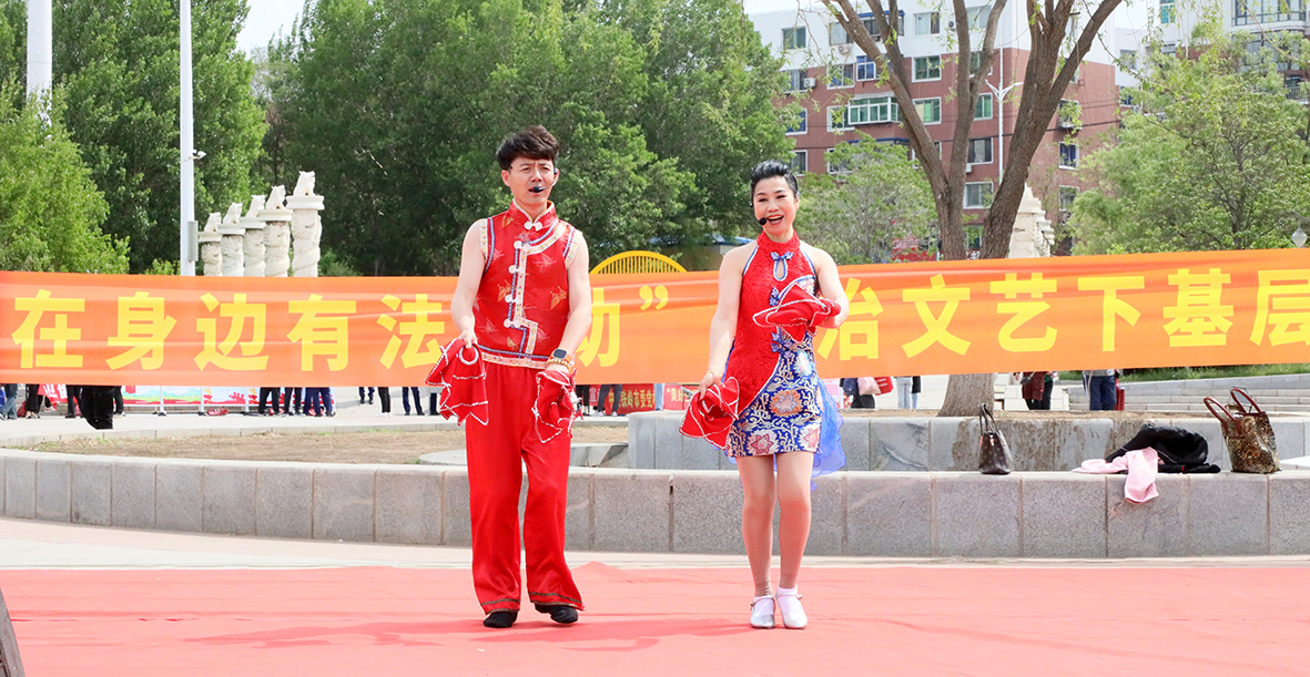 開原市藝術團帶來法治文藝下基層演出活動2