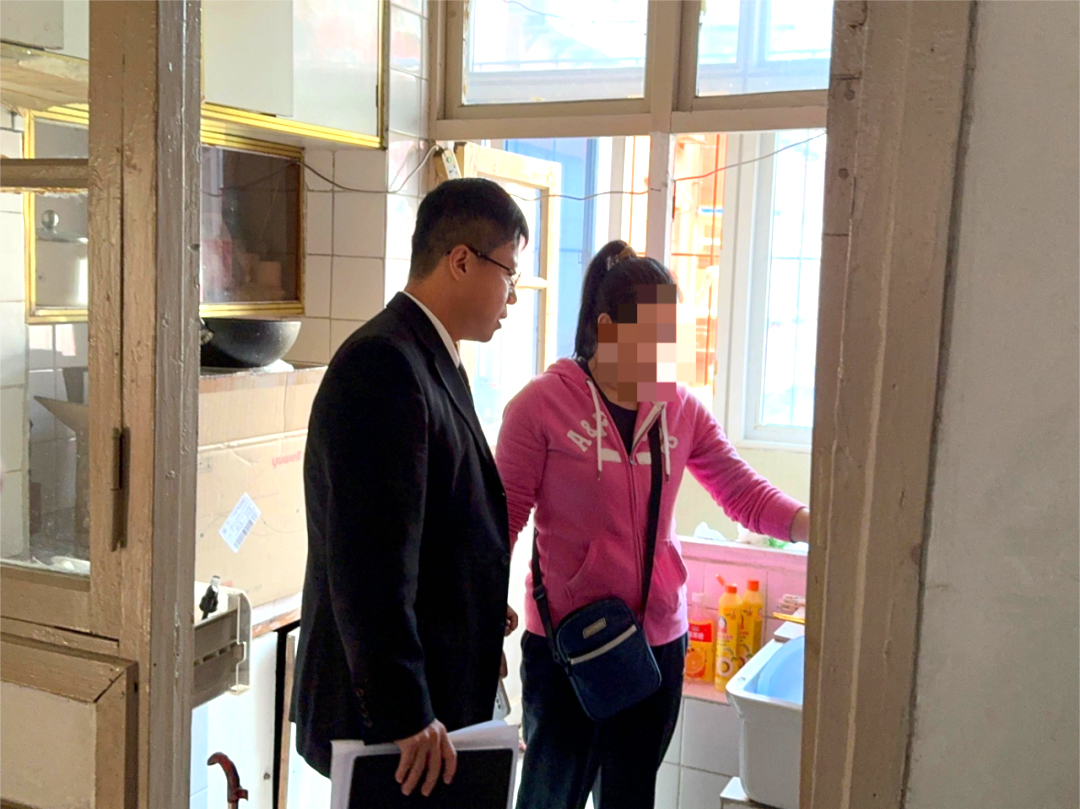 法官到居民家查看情況。