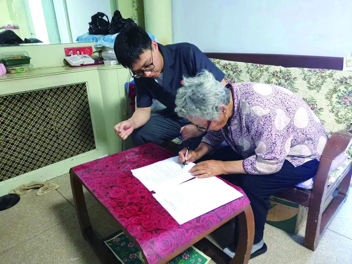 營(yíng)口市西市區(qū)人民法院法官助理李孟卿指導(dǎo)老人辦理退賠款項(xiàng)相關(guān)手續(xù)