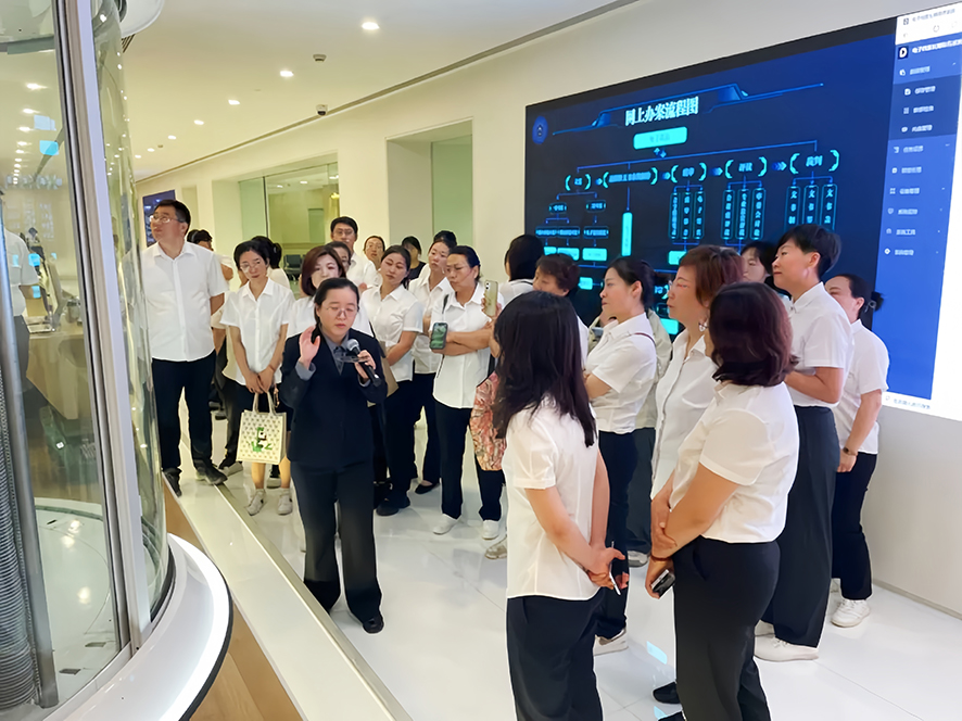 學(xué)員參觀智慧檔案數(shù)字資源中心