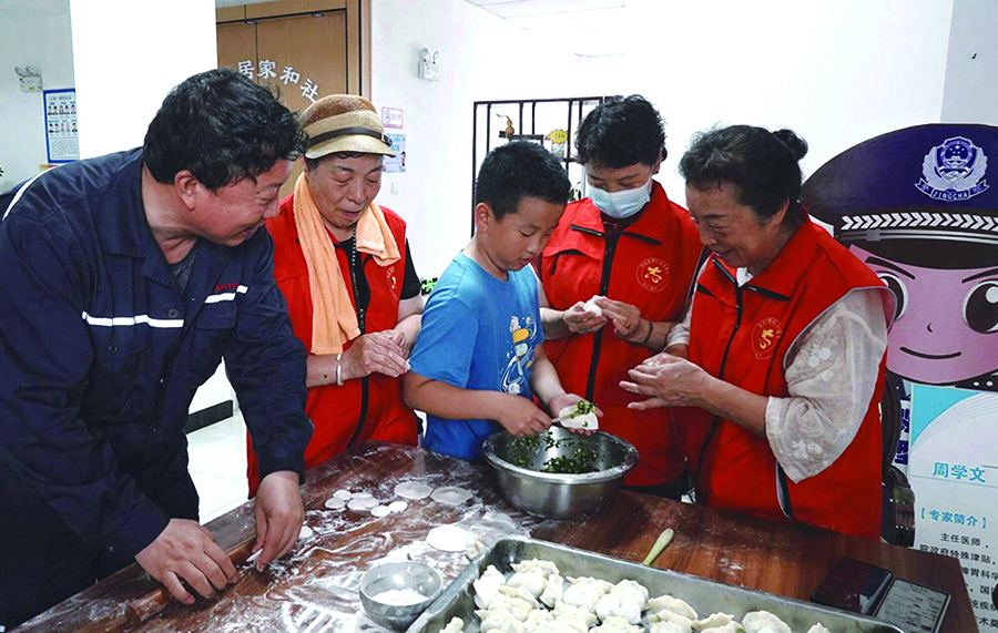 馮志國愛心團隊志愿者們到養(yǎng)老服務(wù)中心看望慰問老人，并現(xiàn)場為老人們包餃子。