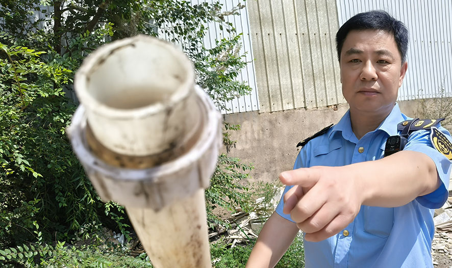 執(zhí)法人員收繳的200余米長的排污水管。