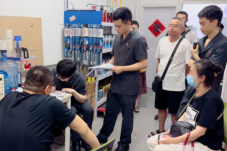 8月12日 盧溪陽(左三)法官一行找到劉某工作地點了解情況