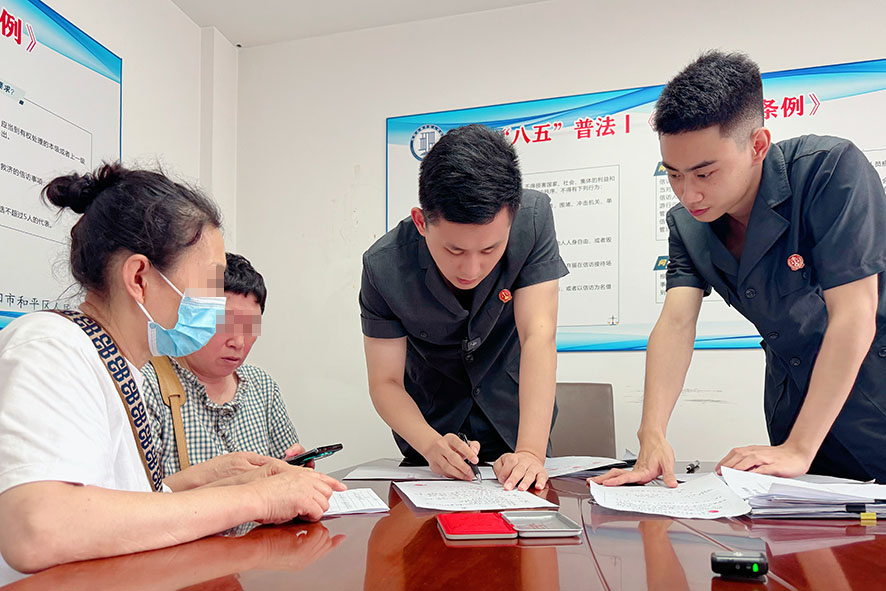 8月15日 盧溪陽法官(右二)組織雙方調(diào)解