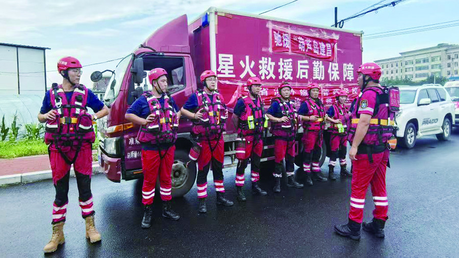 (葫蘆島稿件)大連星火救援隊(duì)員抵達(dá)建昌整隊(duì)開赴災(zāi)區(qū)