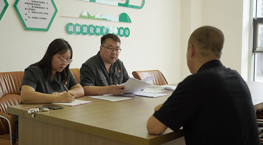 關鐵強(中)向當事人了解情況